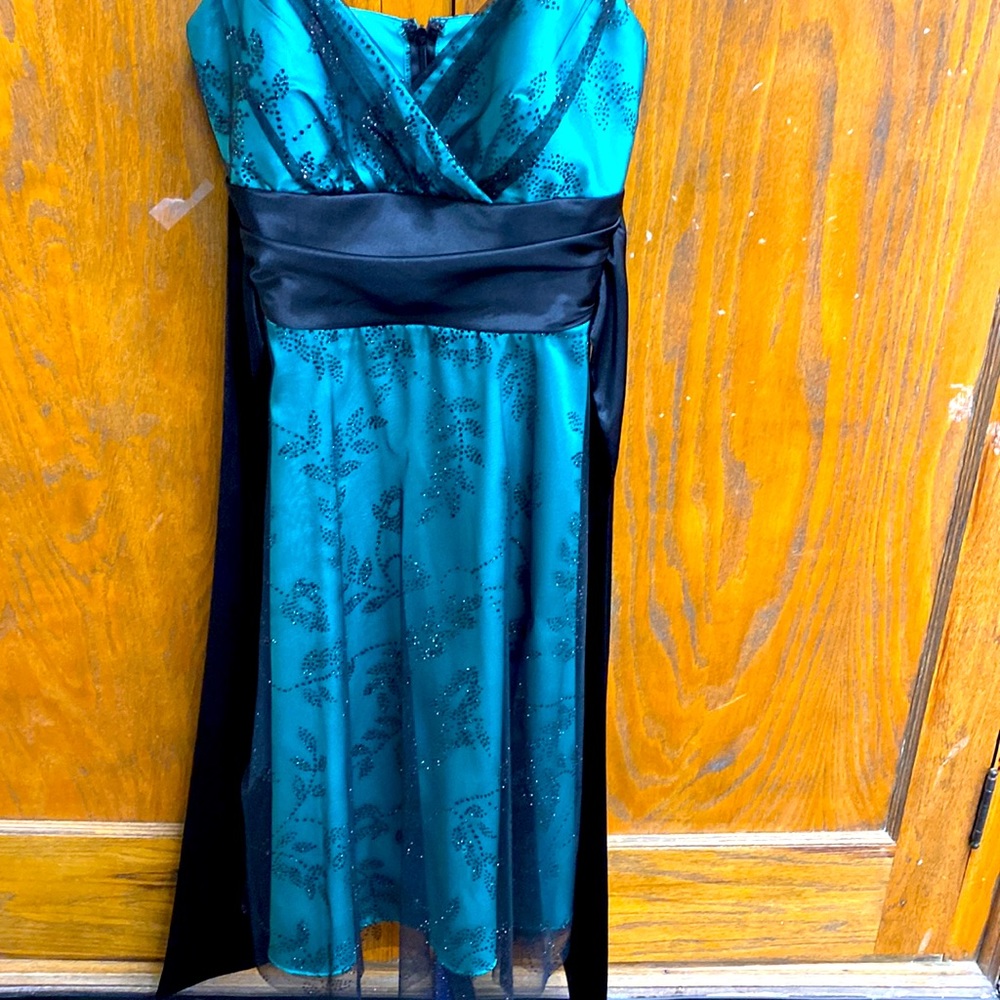 This beautiful green and black shirt dress with black tie is a must have.